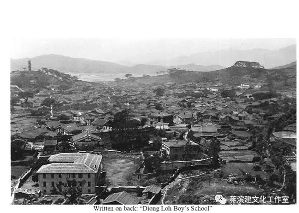 1915年长乐古城中的长乐一中白砖楼与红砖楼） （1905年位于长乐岭口的
